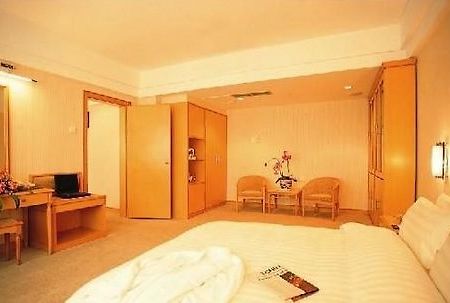 New Seasky Hotel Wuhan Room photo